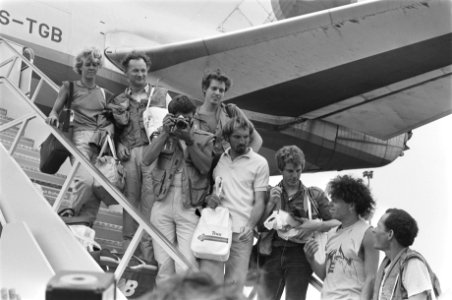 Vertrek Mount Everest Expeditie vanaf Schiphol Bart Vos , Edmund Ofner , Han Ti, Bestanddeelnr 933-0433