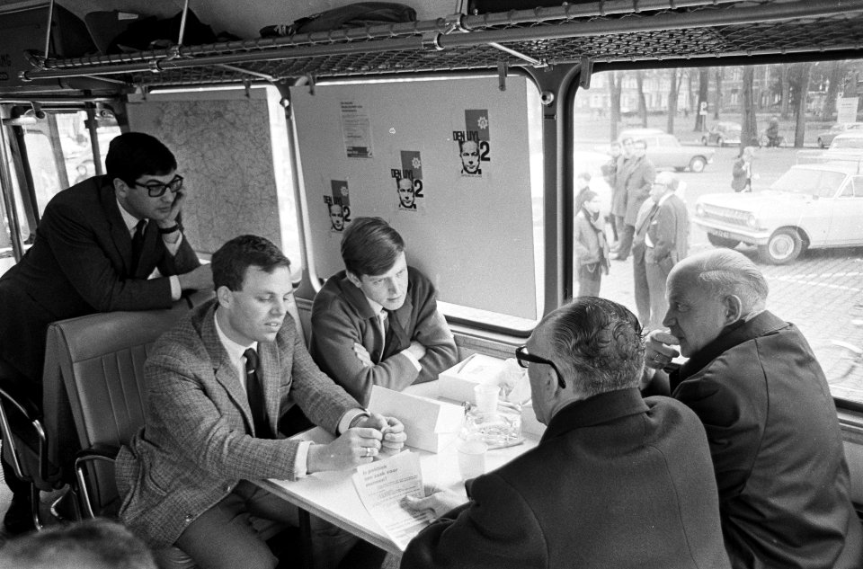 Verkiezingskaravaan PvdA in Noord-Limburg, in de bus voorzitter Tans en fractiel, Bestanddeelnr 920-0092