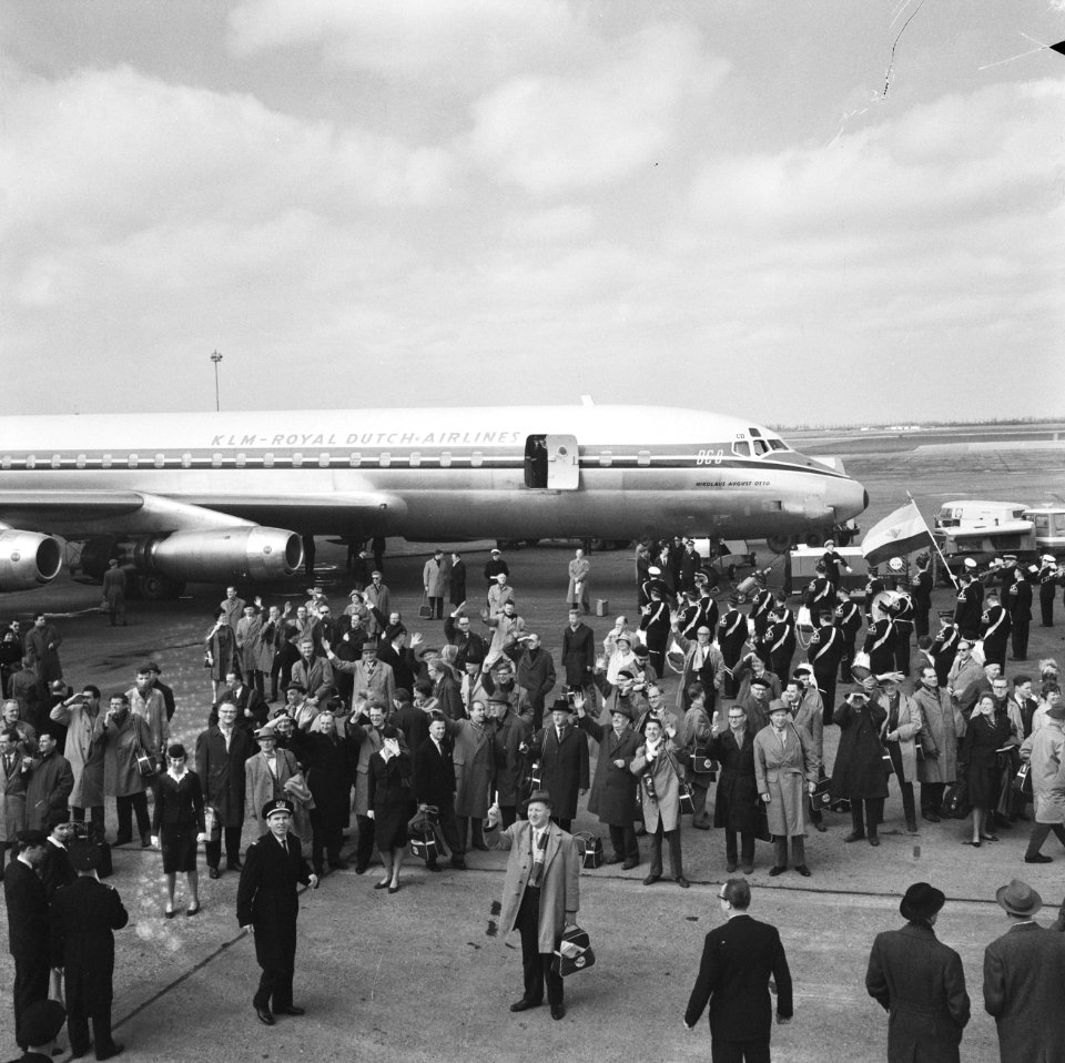 Vertrek concertgebouworkest van Schiphol naar Amerika Het orkest zwaait tot afs, Bestanddeelnr 912-3214