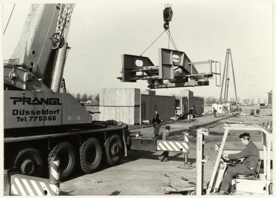 Vervoer van containerkranen vervaardigd bij Conrad Stork. NL-HlmNHA 54013875