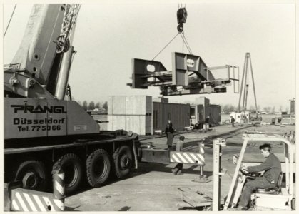 Vervoer van containerkranen vervaardigd bij Conrad Stork. NL-HlmNHA 54013875