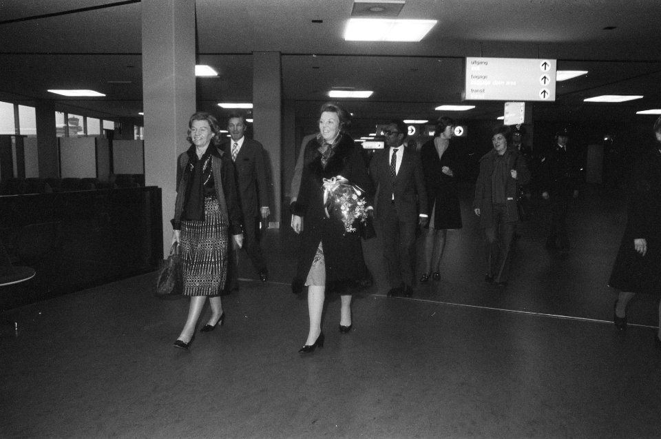 Vertrek Prinses Beatrix en Prins Claus naar Suriname op Schiphol Beatrix, Claus, Bestanddeelnr 928-2807
