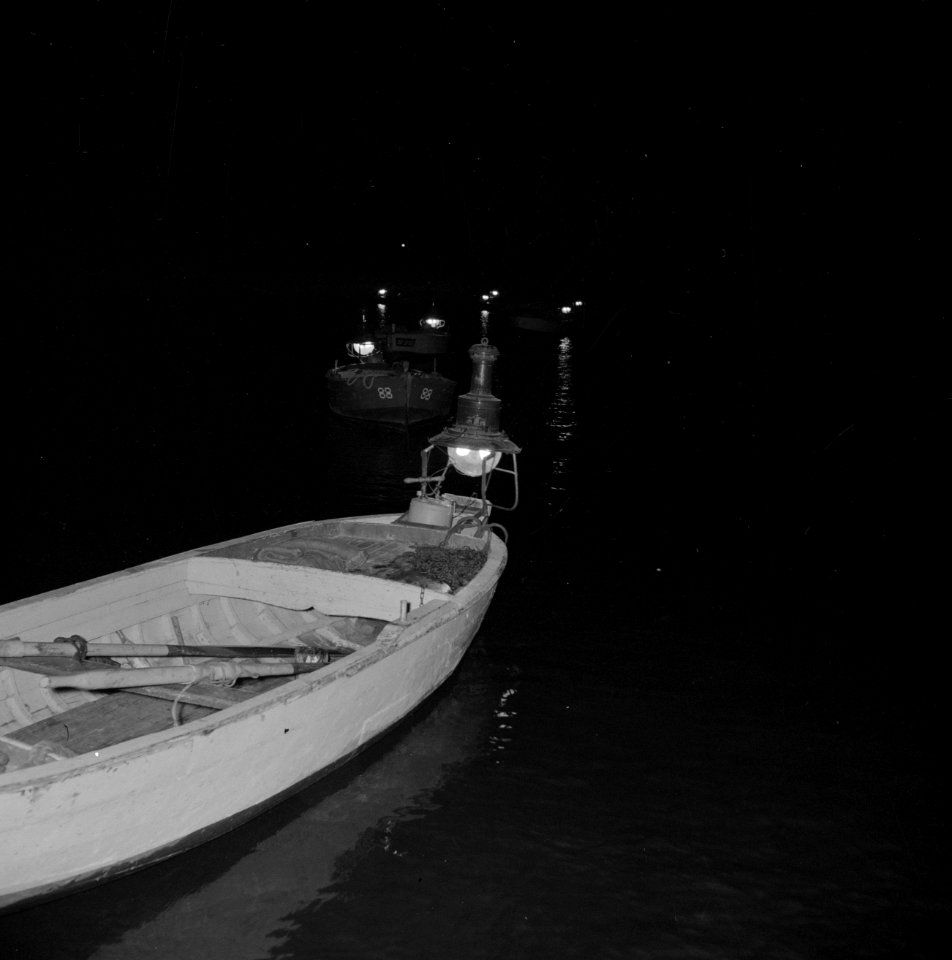 Verlichte vissersboten op het meer, Bestanddeelnr 255-2869