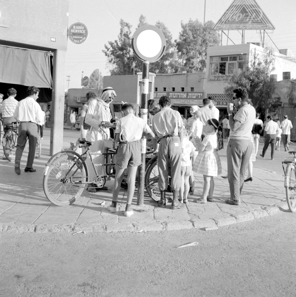 Verkoper van maiskolven met klanten bij zijn bakfiets, Bestanddeelnr 255-3524