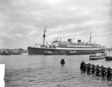 Vertrek Ms. Johan van OLdenbarneveldt met elfhonderd emigranten uit Amsterdam , Bestanddeelnr 908-1176