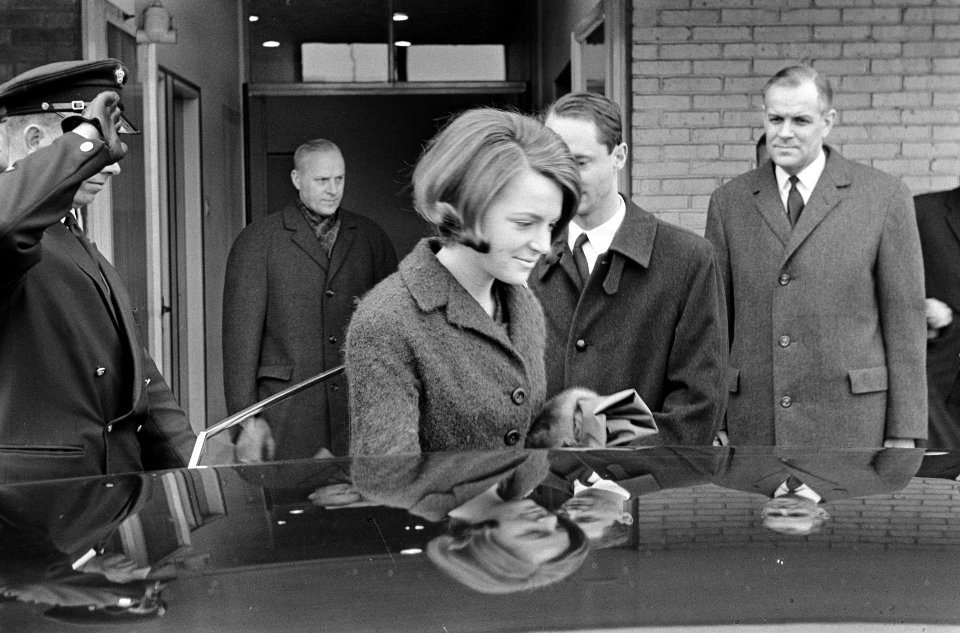 Vertrek prinses Irene en Carlos van Schiphol naar Madrid. Prinses Irene en Carlo, Bestanddeelnr 918-7183