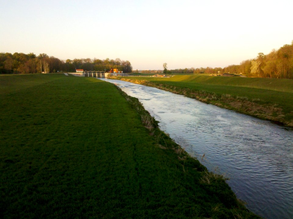 Verteilerbauwerk Knauthain im Laufe der Weißen Elster -Landschaftsbild- im April 2020