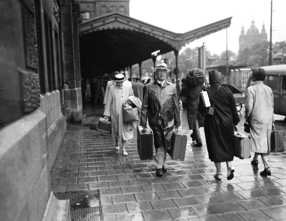 Vertrek vakantiegangers in regen CS, Bestanddeelnr 906-6000