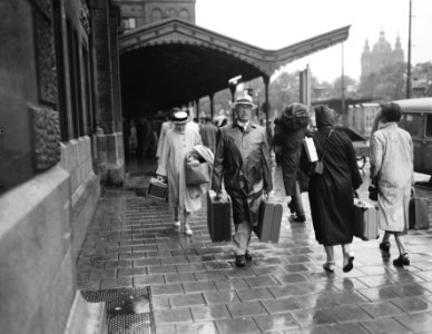 Vertrek vakantiegangers in regen CS, Bestanddeelnr 906-6000