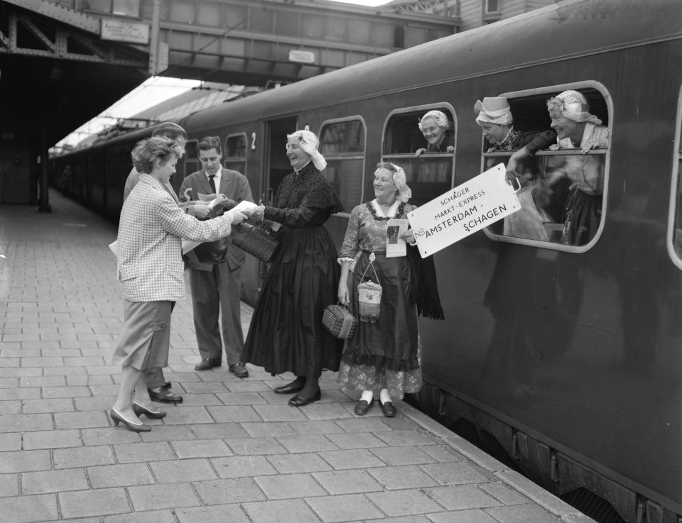 Vertrek Schagermarktexpresse van het Centraal station te Amsterdam, Bestanddeelnr 909-7391