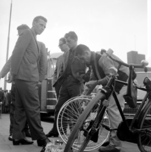Vertrek Tour de France ploeg naar Frankrijk De renners bij hun fietsen, Bestanddeelnr 912-6328