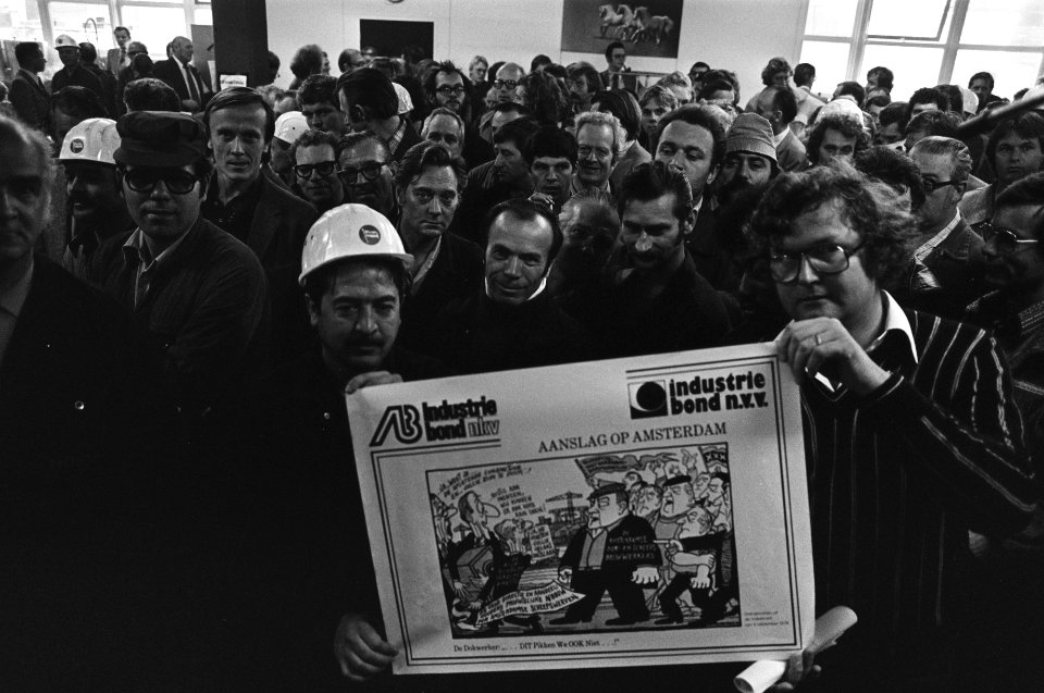 Vergadering werknemers NDSM de heer P J Vos (r) van Industriebond NVV met een, Bestanddeelnr 929-9015