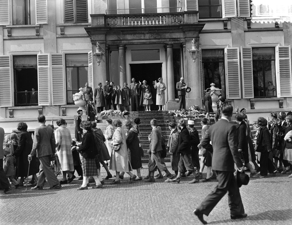 Verjaardag Koningin Juliana Soestdijk, defile, Bestanddeelnr 906-4397