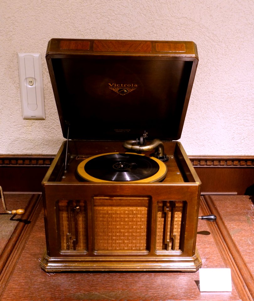 Victrola, Victor Talking Machine Company of Japan, Ltd., Japan, undated - Kanazawa Phonograph Museum - Kanazawa, Japan - DSC00895