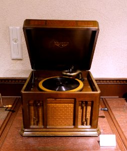 Victrola, Victor Talking Machine Company of Japan, Ltd., Japan, undated - Kanazawa Phonograph Museum - Kanazawa, Japan - DSC00895