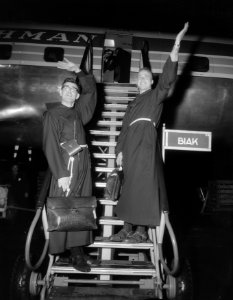 Vertrek piloot pater A Hermans (links) en broeder C Blom (rechts) naar Nieuw G, Bestanddeelnr 909-1507