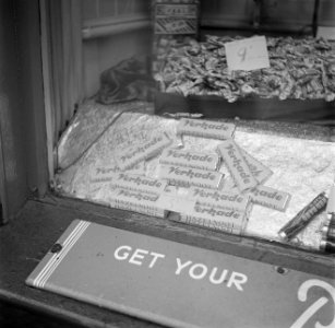 Verkaderepen in een etalage in Dublin, Bestanddeelnr 191-0865