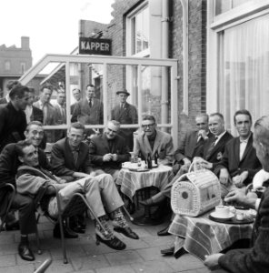 Vertrek Tour de France ploeg naar Frankrijk De renners op het terras, Bestanddeelnr 912-6335