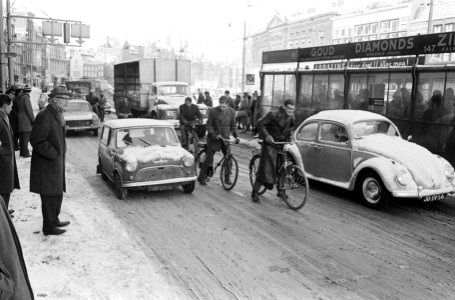 Verkeer in de war in Amsterdam. Rembrandtsplein, vallende fietser bij de Munt, Bestanddeelnr 914-7177