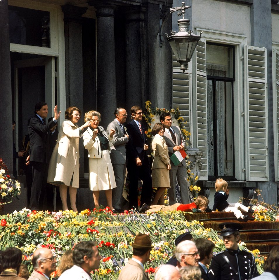 Verjaardag koningin Juliana. Met kinderen en kleinkinderen op bordes paleis Soes, Bestanddeelnr 010-0401