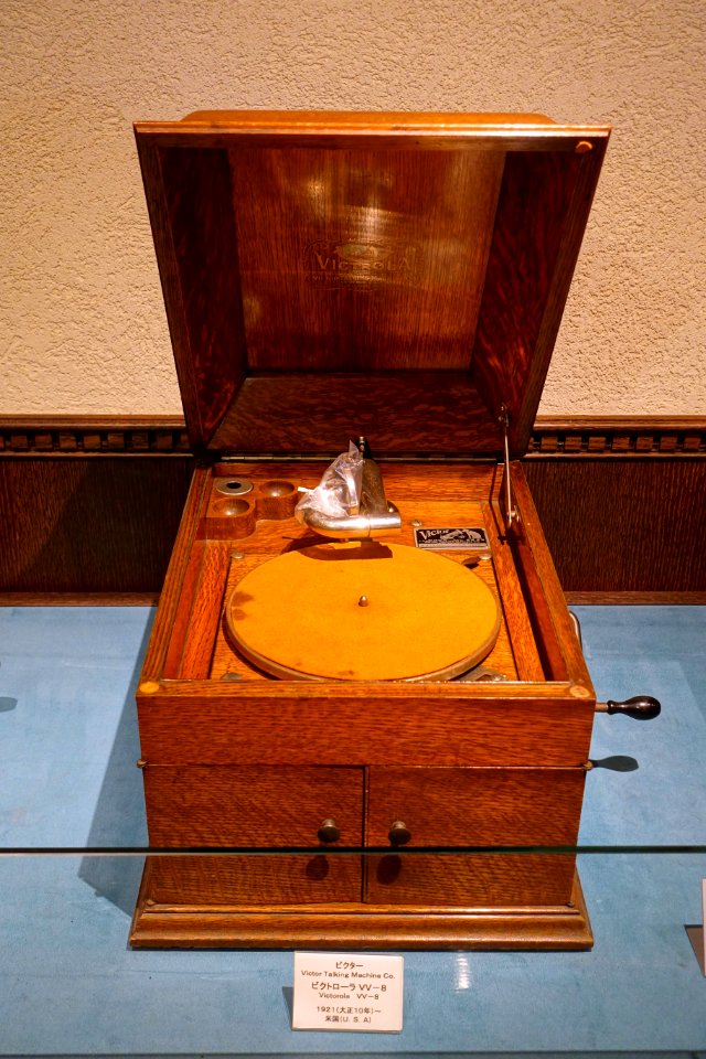 Victrola VV-8, Victor Talking Machine Co., USA, 1921 - Kanazawa Phonograph Museum - Kanazawa, Japan - DSC01036