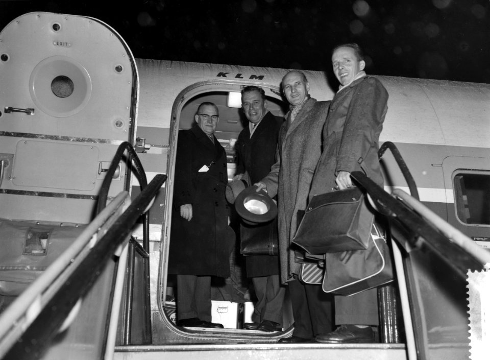 Vertrek van Minister van Defensie ir. S. H. Visser na Amerika, v.l.n.r. vice adm, Bestanddeelnr 910-8095