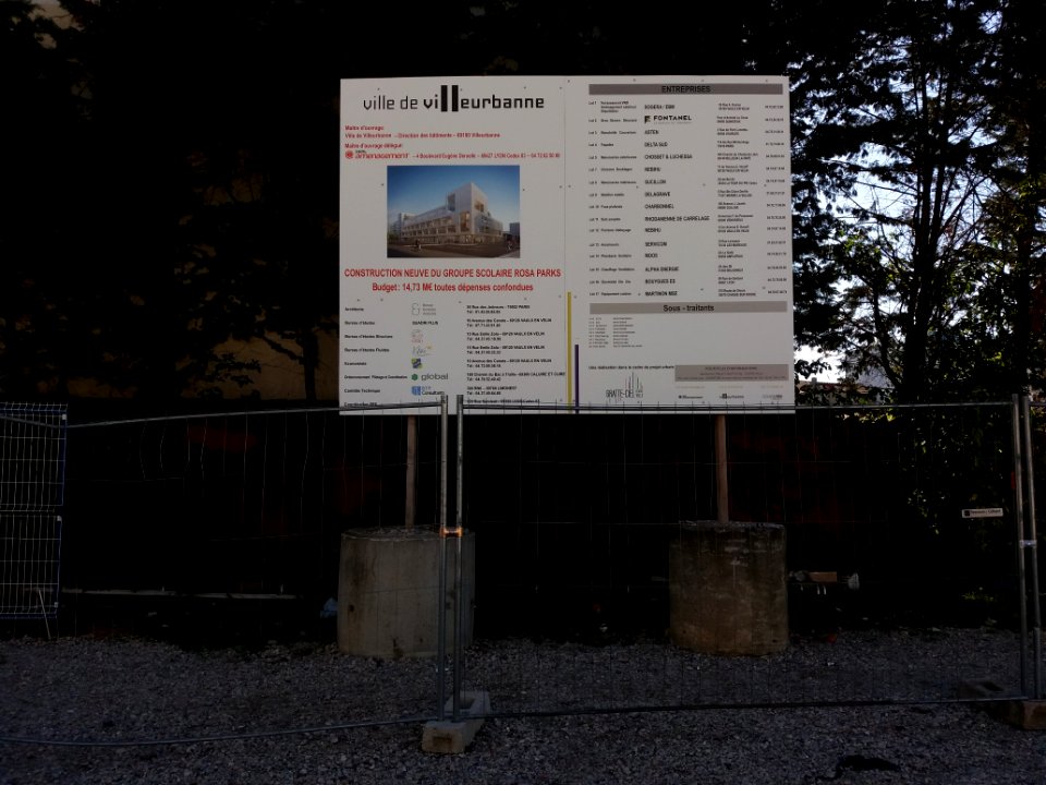 Villeurbanne - Rue Jean Bourgey, affiche sur la future école Rosa Parks