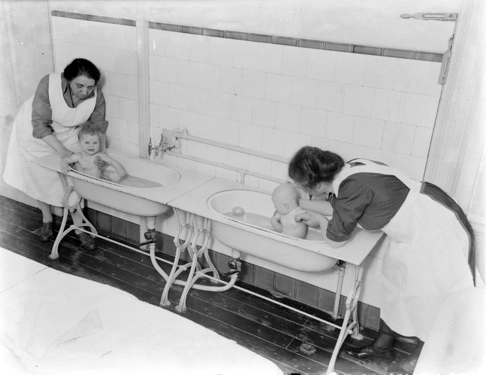 Verzorgsters van het kindertehuis Annette doen twee peuters in bad, Bestanddeelnr 252-0392