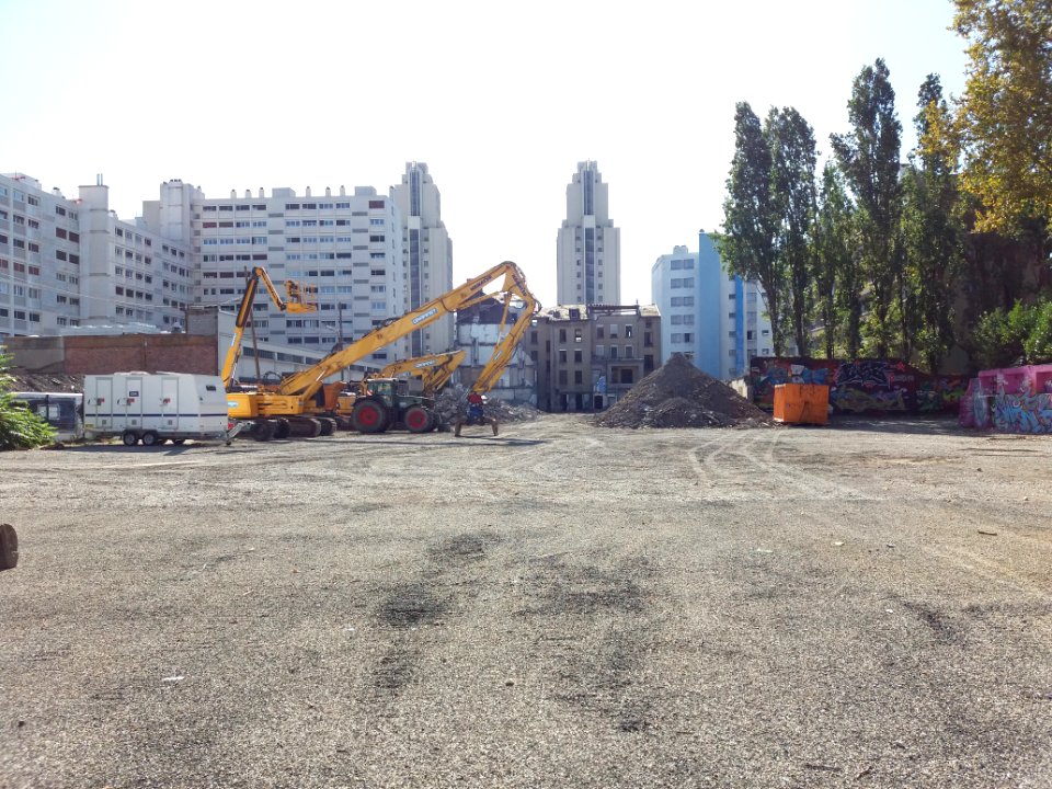 Villeurbanne - Rue Léon Chomel, vers le sud, engins de chantier (2)