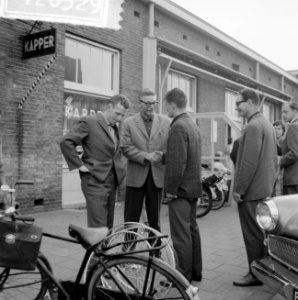 Vertrek Tour de France ploeg naar Frankrijk Piet Damen (links) en (rechts) Jaap, Bestanddeelnr 912-6329