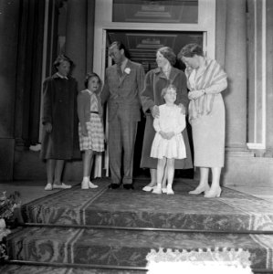 Verjaardag Koningin Juliana Soestdijk, defile, bordes met Koninklijke familie, Bestanddeelnr 906-4373