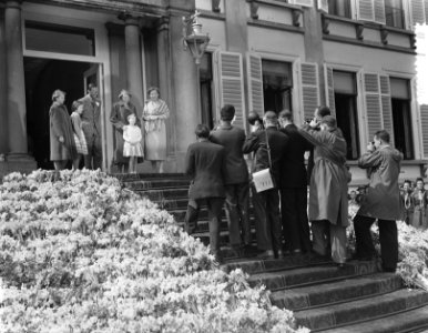 Verjaardag Koningin Juliana Soestdijk, defile fotografe, Bestanddeelnr 906-4399