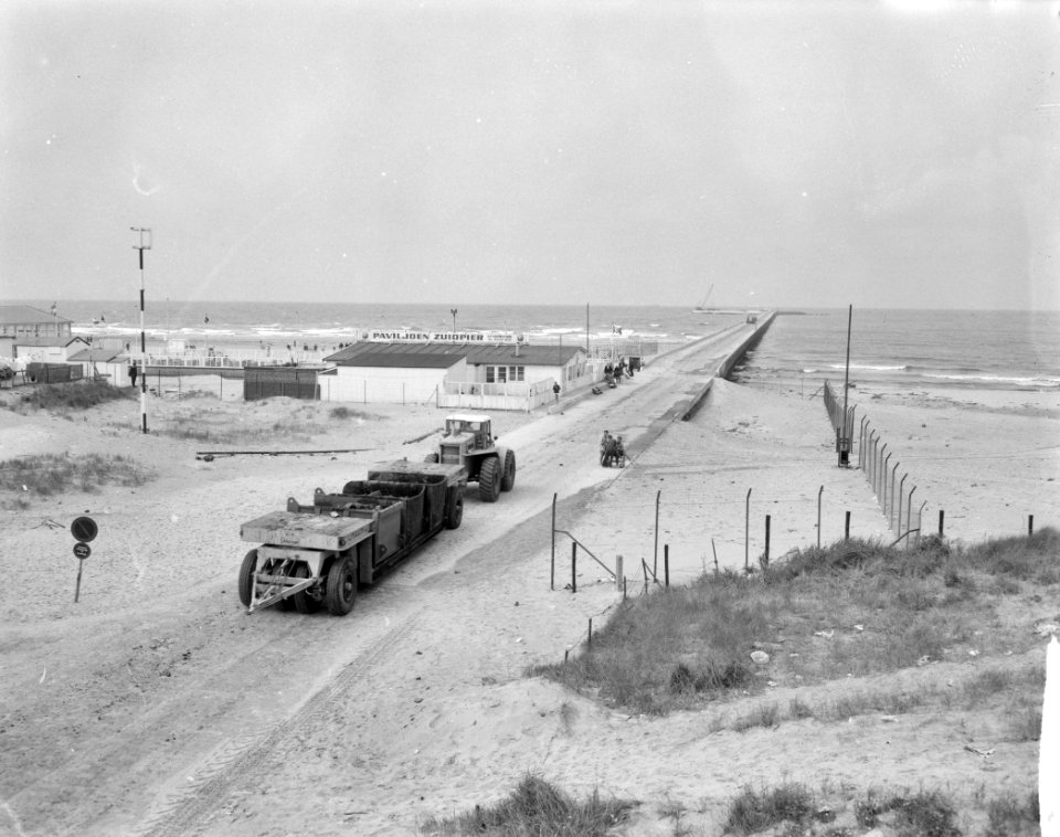 Verlenging Zuiderpieren IJmuiden Af en aanrijdende opleggers met grote bakken s, Bestanddeelnr 915-4516