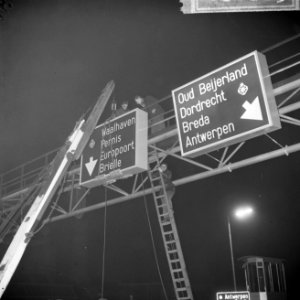 Verlichte richtingsborden bij Maastunnel bij zuidelijke uitgang, Bestanddeelnr 916-1865