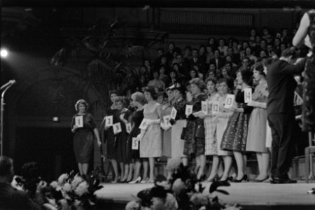 Verkiezing in het concertgebouw van Miss Modinette 60, Bestanddeelnr 911-7876