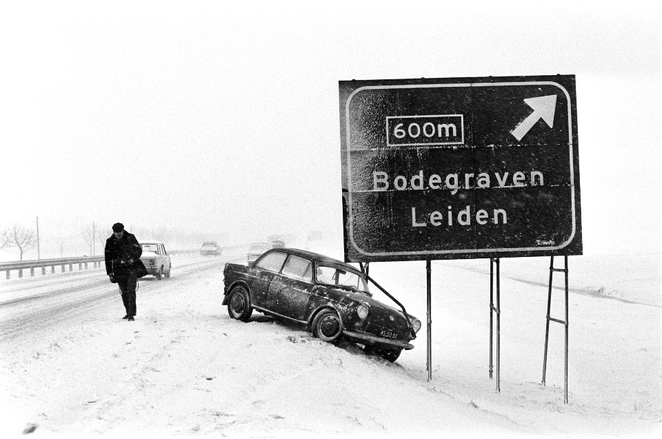 Verkeer op buitenwegen in de sneeuw. Auto tegen bord, Bestanddeelnr 923-2645