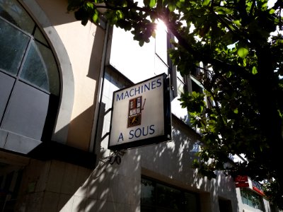Vichy - Rue Georges Clemenceau, enseigne Machines à sous