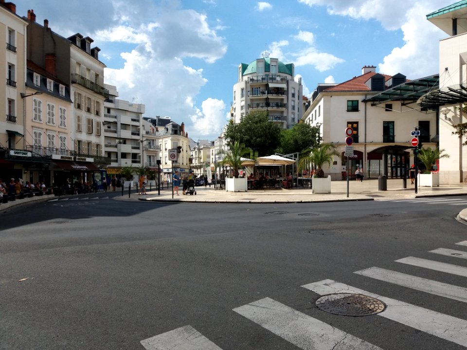 Vichy - Square Constantin Weyer, depuis la rue de Paris