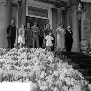 Verjaardag Koningin Juliana Soestdijk, defile, bordes met Koninklijke familie, Bestanddeelnr 906-4369