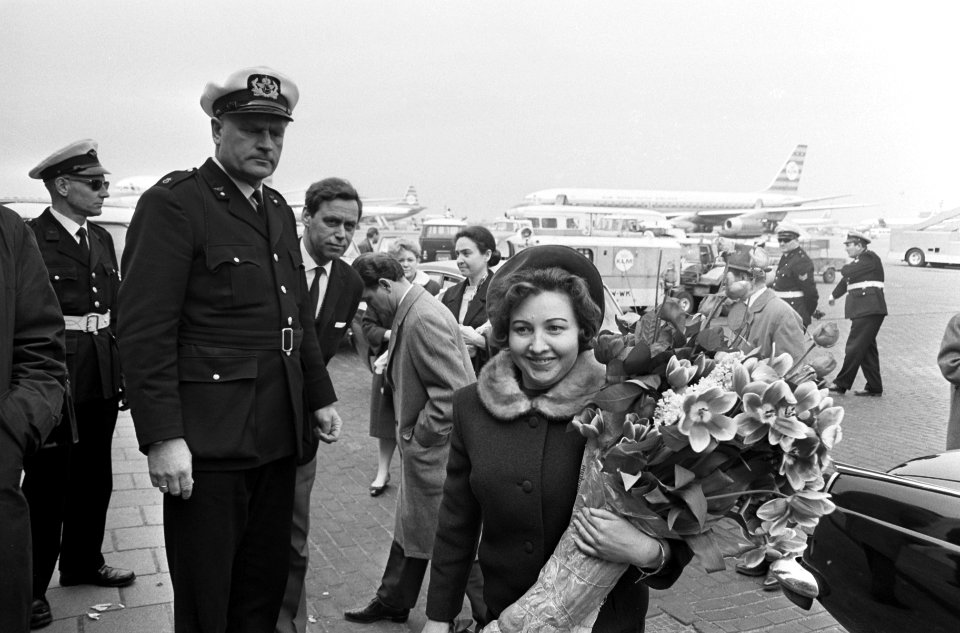 Vertrek Rus Gloukhov van Schiphol, echtgenote met bloemen, Bestanddeelnr 920-2380
