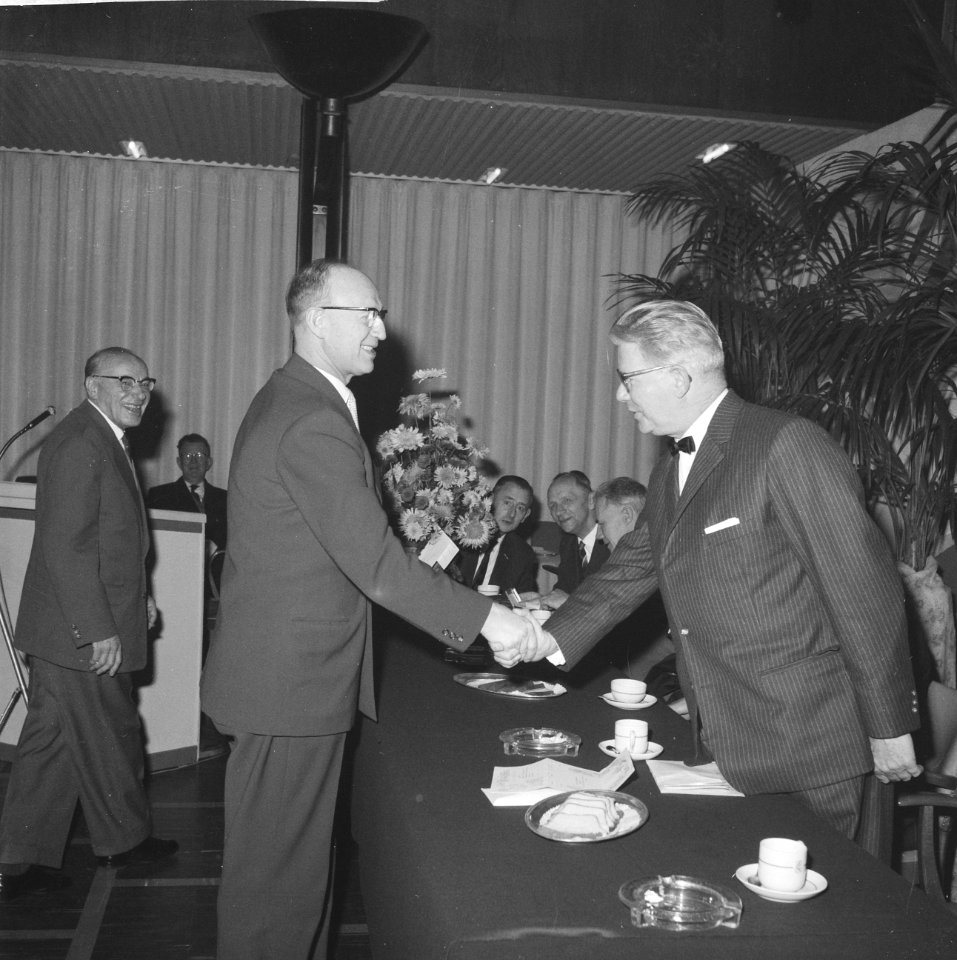 Vijftig jaar VKT in Rotterdam Wethouder Langerak feliciteert dhr Kuyper, Bestanddeelnr 913-2711