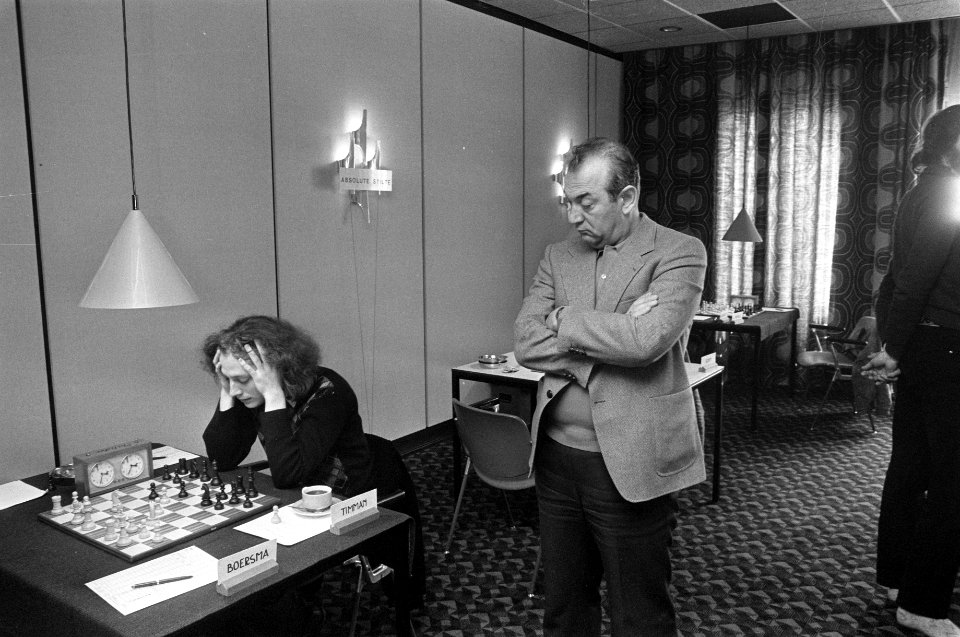 Viktor Kortsnoj kijkt mee bij Jan Timmans partij tegen Paul Boersma, Bestanddeelnr 929-1325