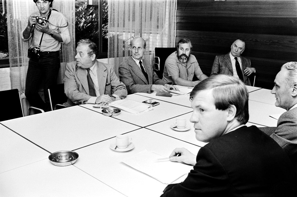 Vilé (KNVB) op de voorgrond, Enkelaar, Cabout, Buurman en Spaak (NOS) vlnr op de, Bestanddeelnr 930-3978