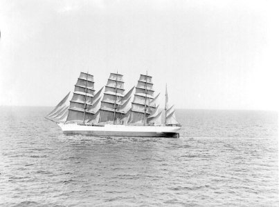 Viermastbark met volle zeilen passeert het schip, Bestanddeelnr 189-0616