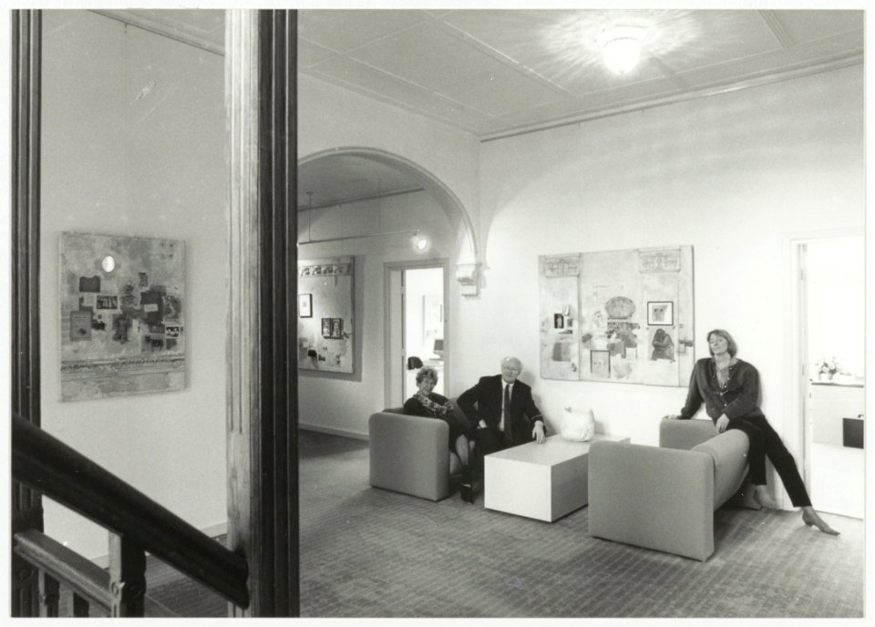 Villa Uyt den Bosch, Spanjaardslaan 7. Tijdelijk kunstcentrum initiatief van Beijer Adviesgroep en de stichting Beeldende Kunst Haarlem. V.l.n.r. Jannie Sipkes (SBK) en Frans en Nicolette, NL-HlmNHA 54034013