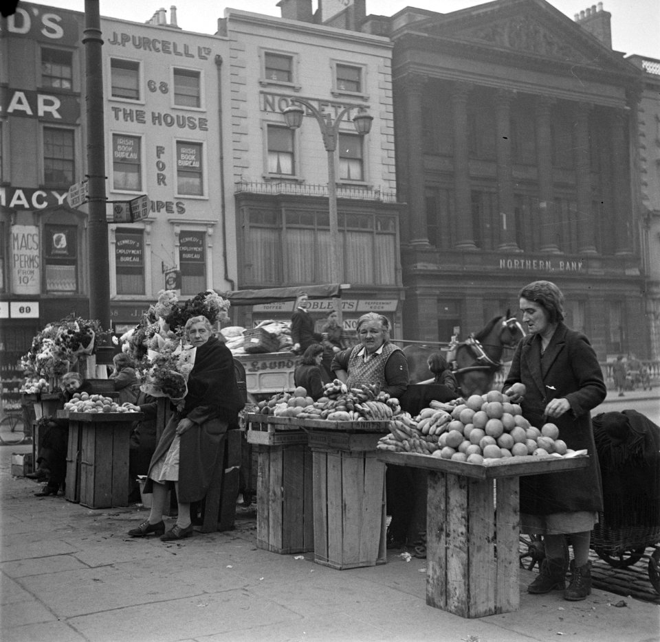 Verkoopsters van fruit en bloemen voor het hoofdpostkantoor, bij Nelson's Pillar, Bestanddeelnr 191-0844