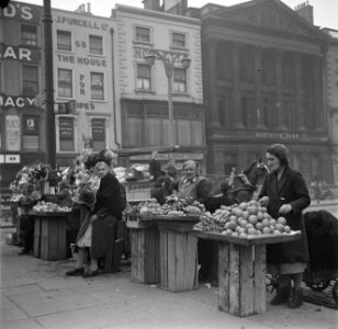 Verkoopsters van fruit en bloemen voor het hoofdpostkantoor, bij Nelson's Pillar, Bestanddeelnr 191-0844