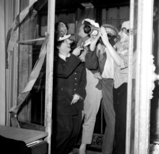 Verklede feestgangers in een van de Parijse modehuizen, Bestanddeelnr 254-0190