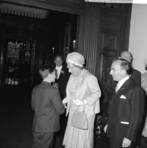 Verloving Prinses Beatrix , koningin Juliana krijgt bloe aangeboden in Treveszaa, Bestanddeelnr 917-9172