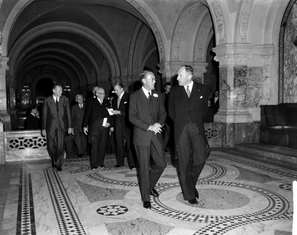 Vijftig jaar Vredespaleis. Z. K. H. Prins Bernhard opende de tentoonstelling. De, Bestanddeelnr 915-6902